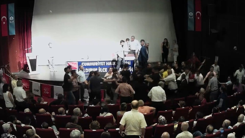 Kaftancıoğlu’nun katıldığı CHP toplantısında ortalık karıştı, yumruklar konuştu 