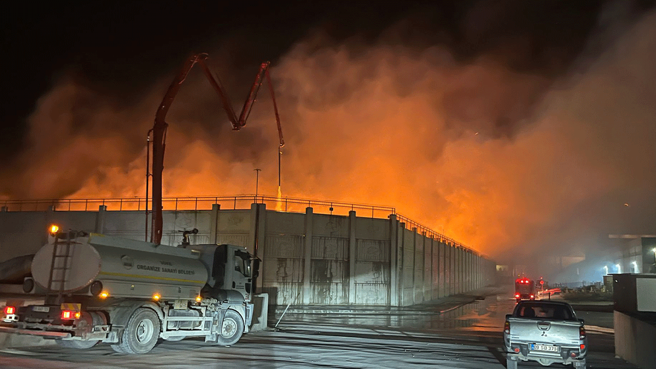 Kağıt fabrikası saattir söndürülemedi