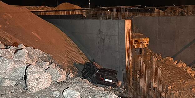 Kağıt gibi ezilen otomobil 4 kişiye mezar oldu