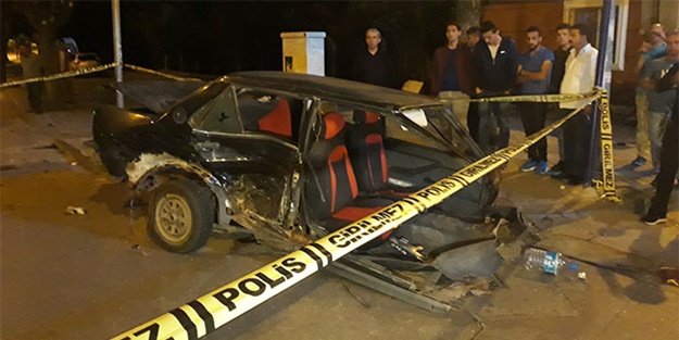 Kağıt gibi ikiye bölünen otomobilden sağ çıktı