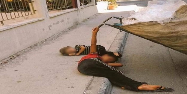 Kağıt toplayarak geçinen çocuk uyurken bile ekmek teknesini bırakmadı