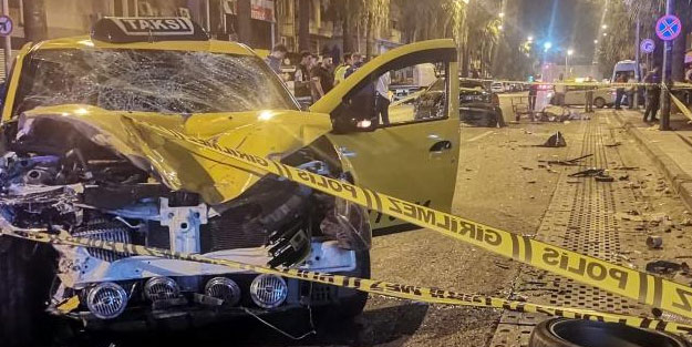 Kağıt toplayıcısına çarptı, ortalık savaş alanına döndü! İnanılmaz görüntüler