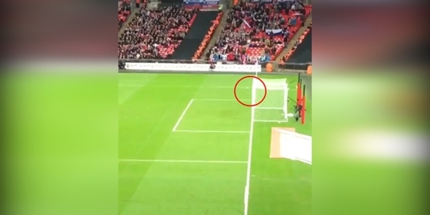 Kağıt uçakla tribünden atılan gol traftarları çıldırttı!