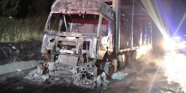 Kağıt yüklü tır kullanılamaz hale geldi