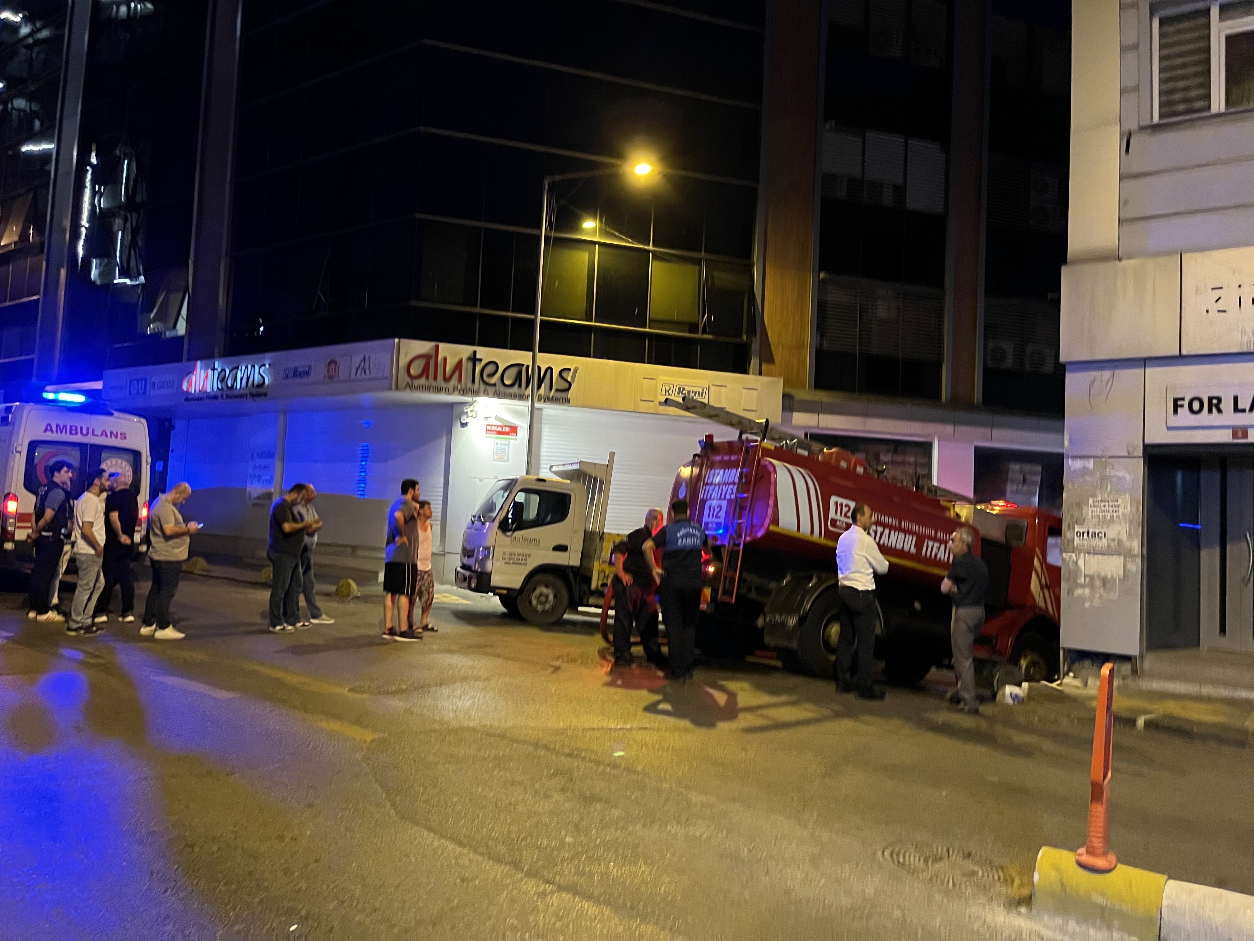 Kağıthane'de 5 katlı iş merkezinin çatısında yangın çıktı