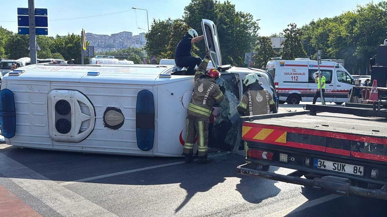 Kağıthane'de ambulans devrildi! Yaralılar var