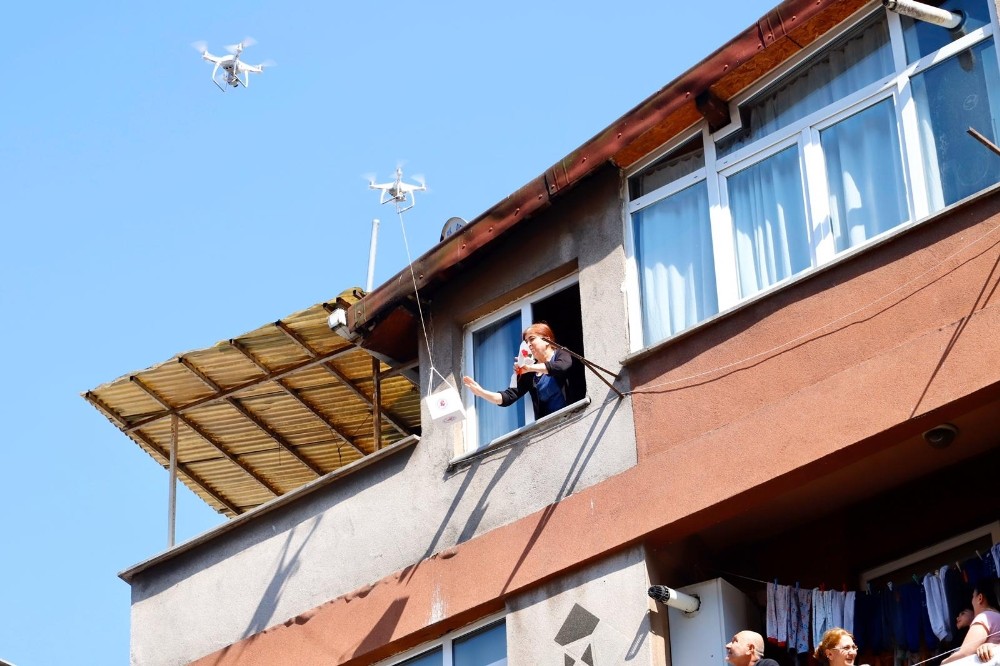 Kağıthane’de annelere drone ile çiçek 