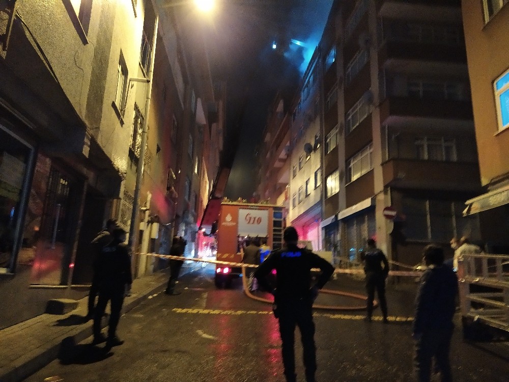 Kağıthane’de binanın çatısında korkutan yangın 