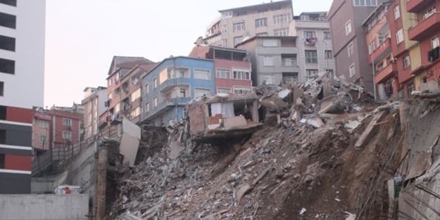 Yıkılan binanın enkazı gün ağarınca ortaya çıktı