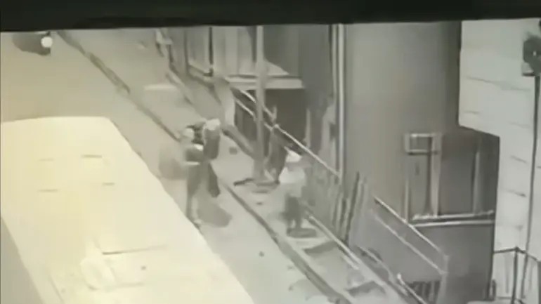 Kağıthane’de direğe dokunan çocuğa elektrik çaptı