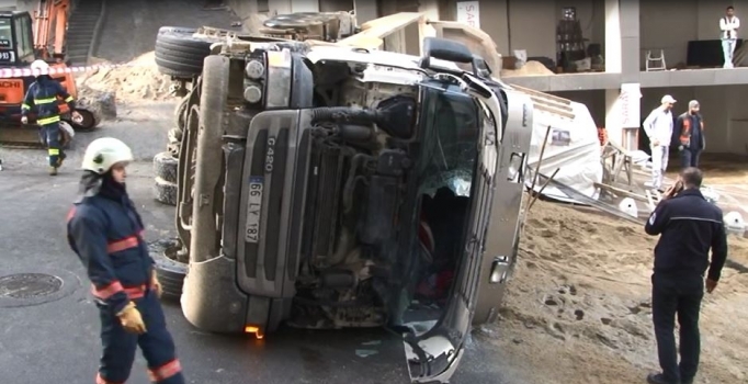 Kağıthane'de hafriyat kamyonu devrildi