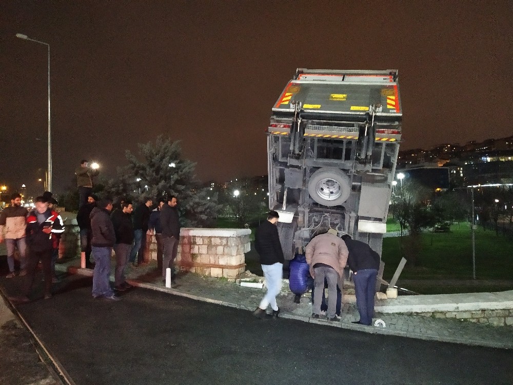 Kağıthane’de kamyonet istinat duvarında askıda kaldı 