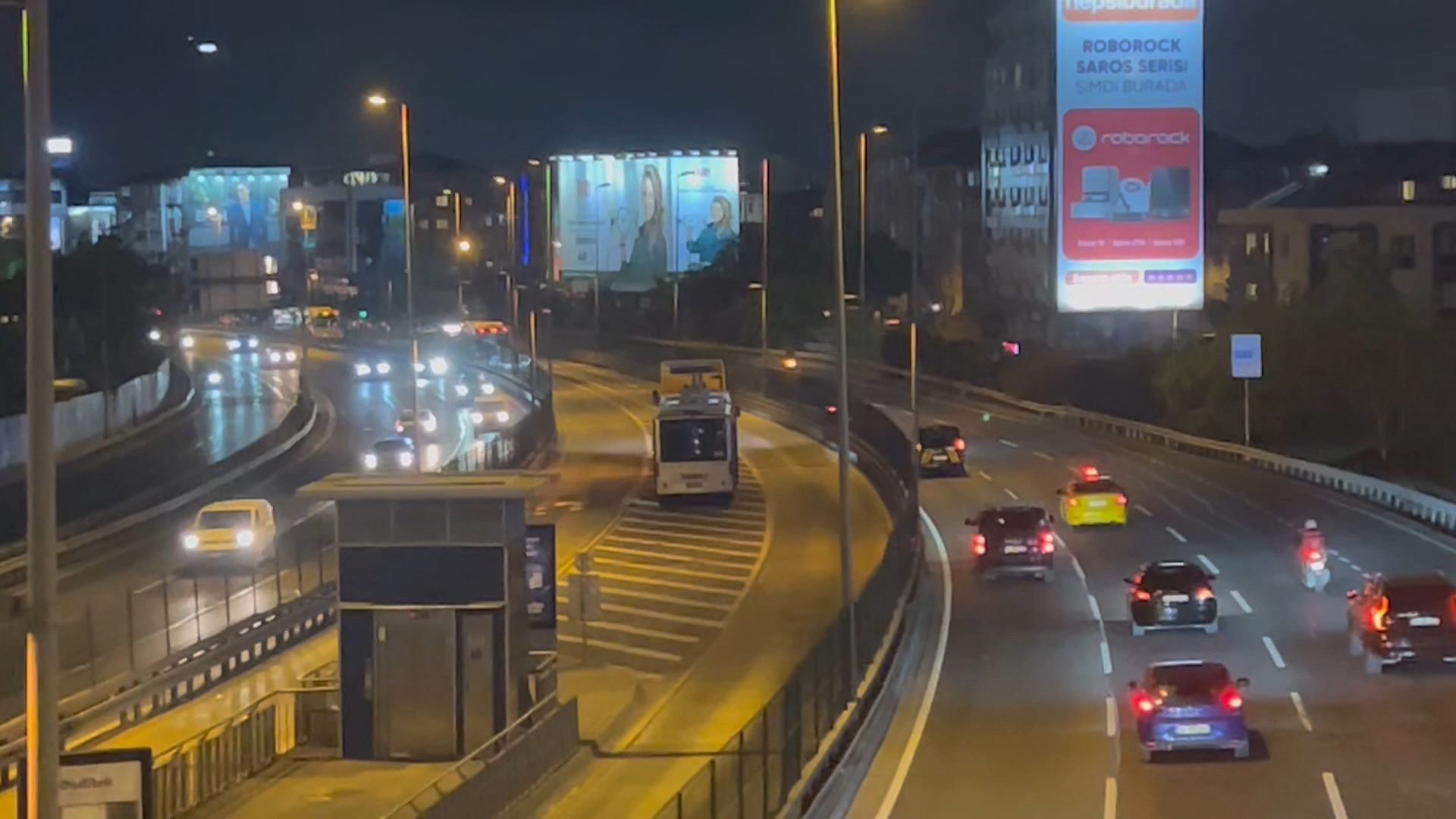 Kağıthane'de korkutan anlar! Metrobüste yangın çıktı