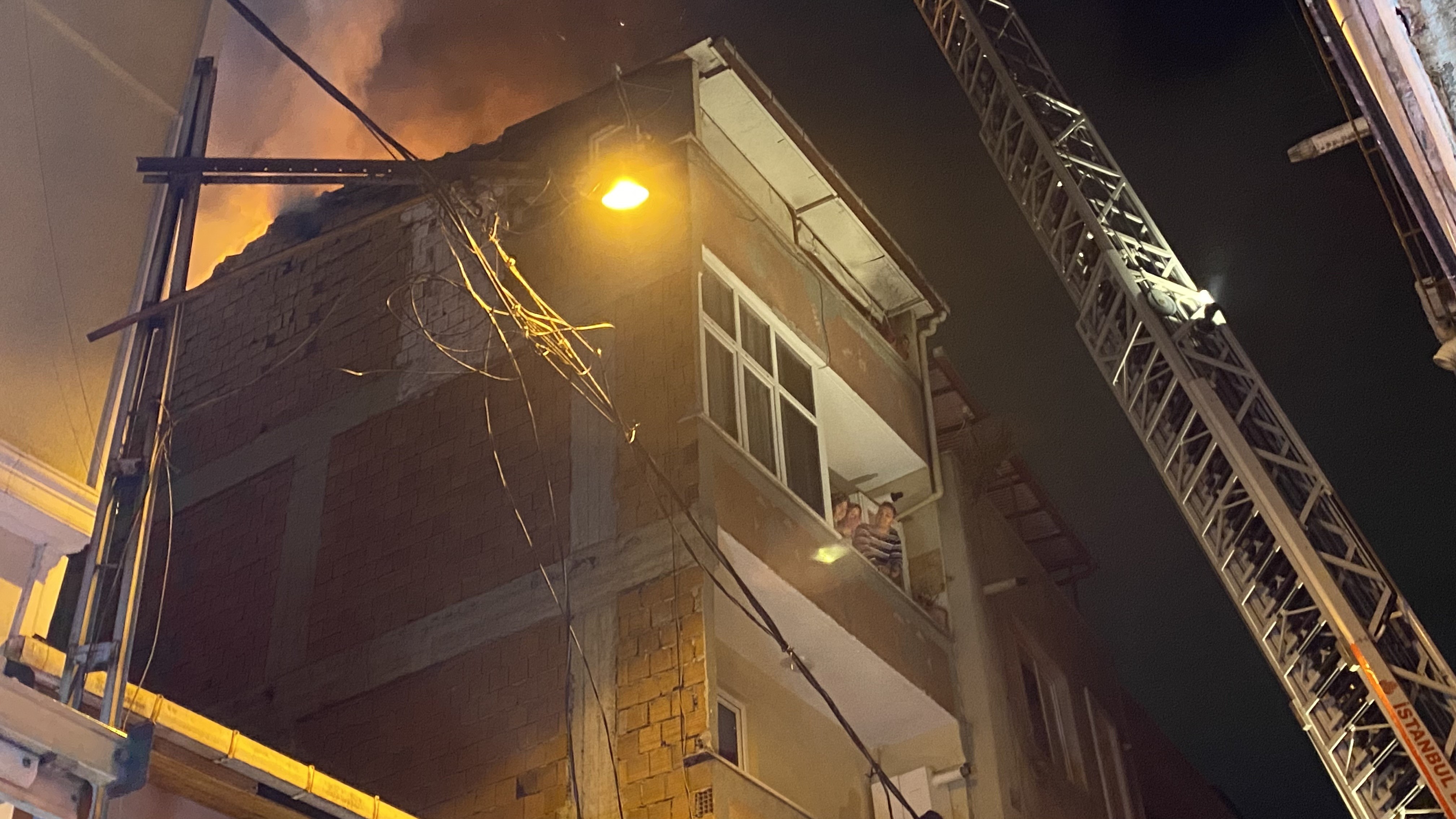 Kağıthane'de korkutan yangın: Alevler 3 binayı sardı