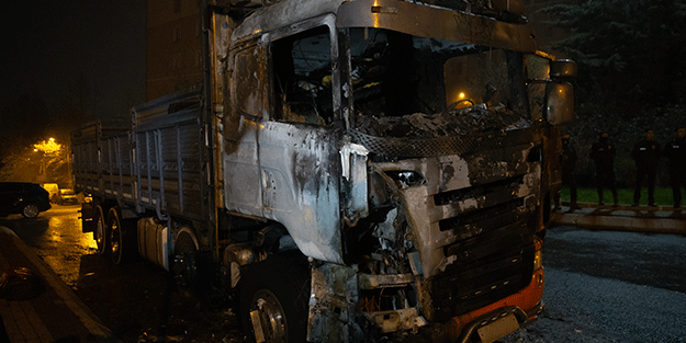 Kağıthane'de kundaklandığı iddia edilen kamyon kullanılamaz hale geldi