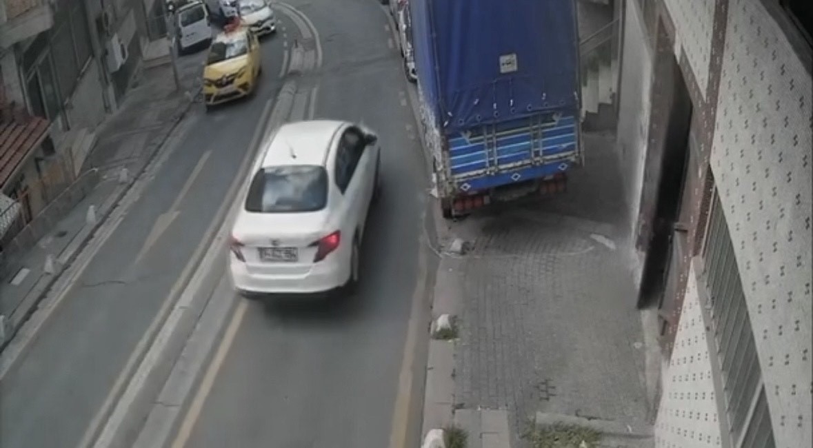Kağıthane'de otomobilin çarptığı kadının bacağı koptu