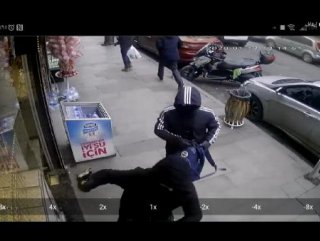 Kağıthane'de soyguncular camı kıramayınca kaçtı