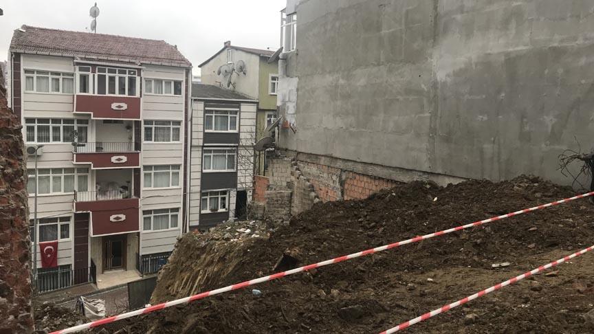 Kağıthane'de yıkılan binanın zemininde toprak kayması