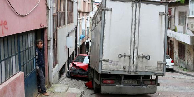 Kağıthane'de yokuş aşağı kayan kamyonet, sokağı savaş alanına çevirdi