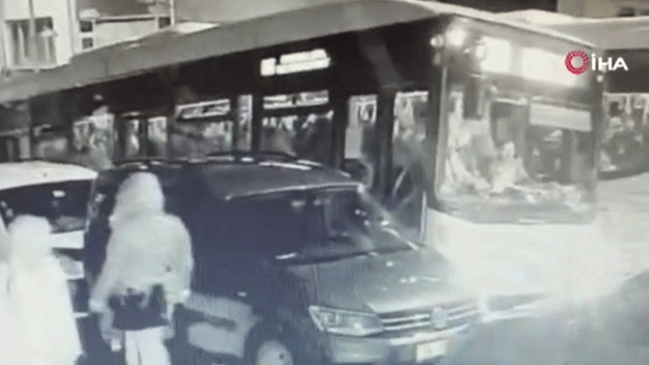 Kağıthane'de yol çöktü! İETT otobüsü içine düştü!