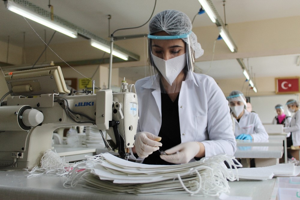 Kağıthaneli öğrenciler günde 10 bin maske üretiyor 