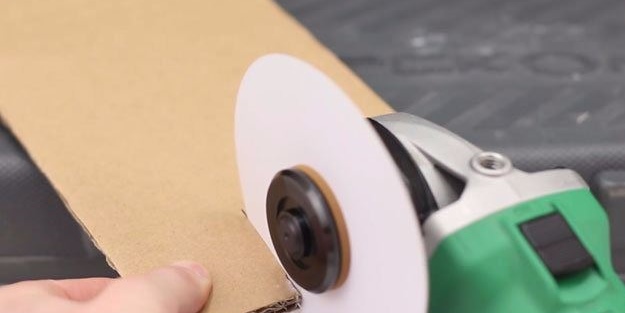 Kağıtları birleştirip bıçak üretti!