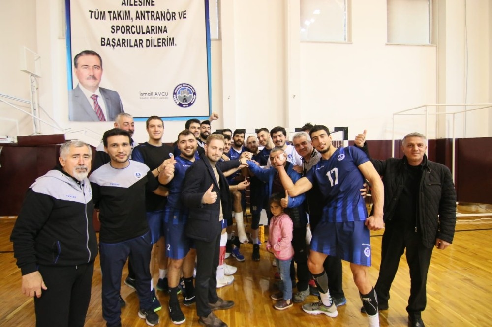 Kağıtspor voleybolda liderliği geri aldı 