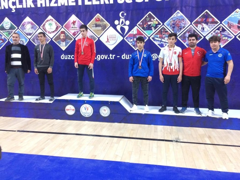 Kağıtsporlu güreşçiler, adını Türkiye Şampiyonası’na yazdırdı 