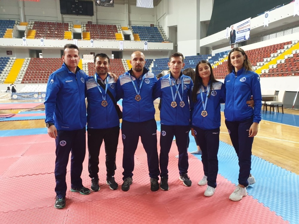 Kağıtsporlu işitme engelli karateciler, 5 madalya ile döndü 