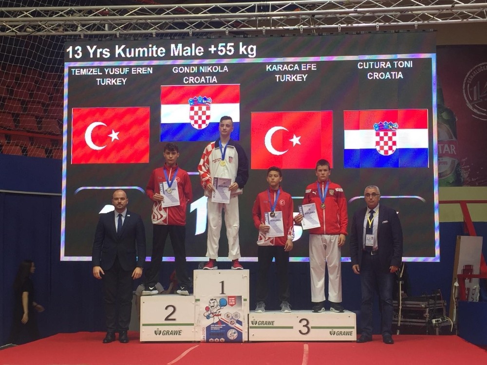 Kağıtsporlu minik karateciler umut verdi 