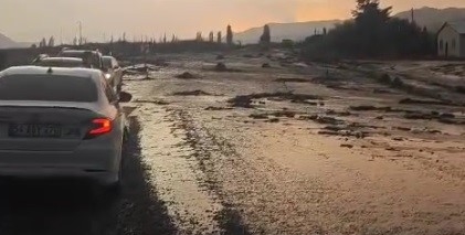 Kağızman-Iğdır karayolu sel nedeniyle ulaşıma kapandı
