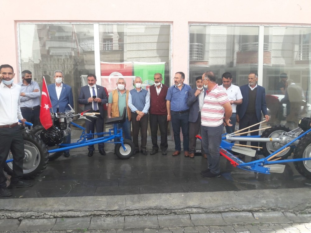 Kağızman’da çiftçilere ot biçme makinesi verildi 
