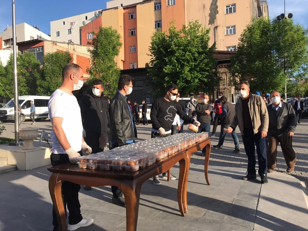 Kağızman’da Şehit Yüzbaşı Ferhat Çiftçi anısına lokma dağıtıldı 