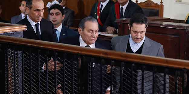 Kahire mahkemesinde ilginç görüntü! Mursi ve Mübarek yüz yüze geldi