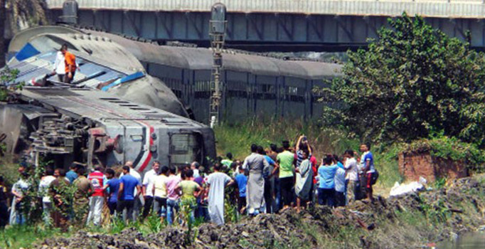 Kahire-Said seferini yapan yolcu treni kaza yaptı: 5 öldü, 27 yaralı