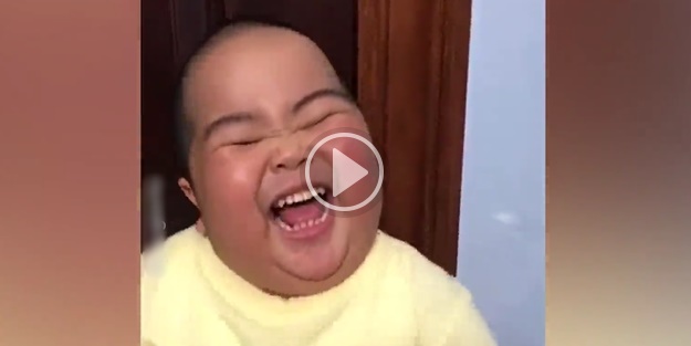 Kahkahalar atan bebek gülme krizine soktu!