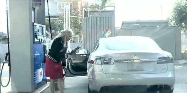 Kahkahalarla izlediler! Elektrikli araca benzin doldurmaya çalıştı