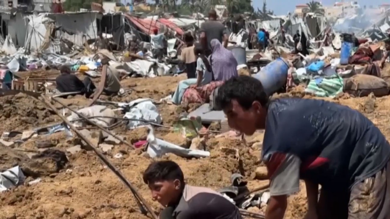 Kahpe İsrail 200 ailenin kaldığı kampı vurdu