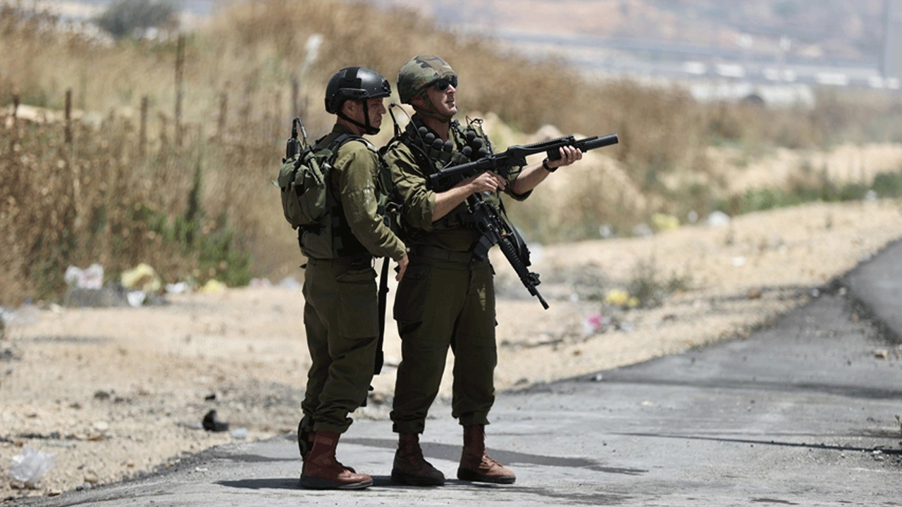 Kahpe İsrail esirlerin evini bastı