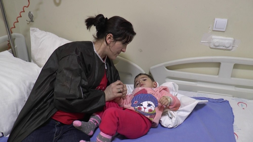 Kahraman anne kızını alevlerin içerisinden kurtardı 