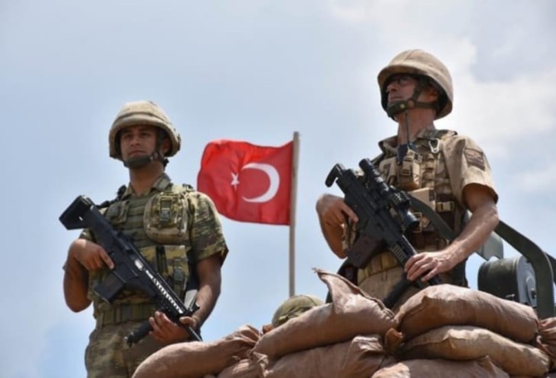 Kahraman baba, oğluyla vatan nöbetinde 