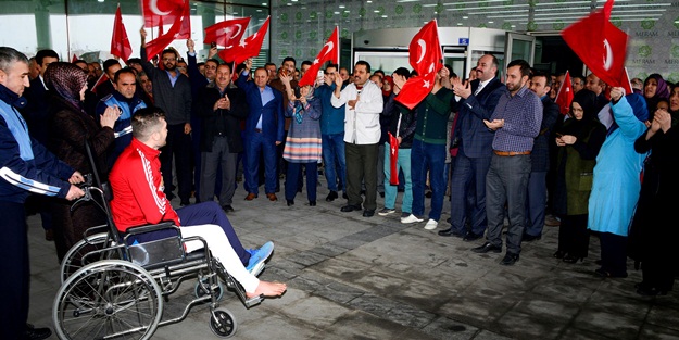 Kahraman gaziye belediyede coşkulu karşılama