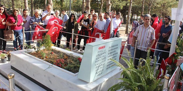 Kahraman Halisdemir'in kabrinde ziyaretçi yoğunluğu