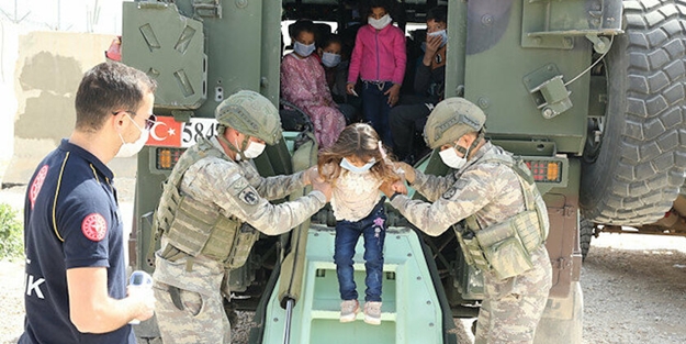 Kahraman Mehmetçik Suriyeli çocukların yüzünü gülümsetti!