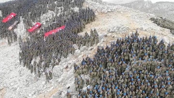 Kahraman Mehmetçiklerden şehitlerimize saygı tırmanışı!