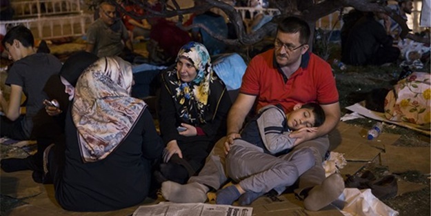 Kahraman millet demokrasi nöbetiyle sabahladı