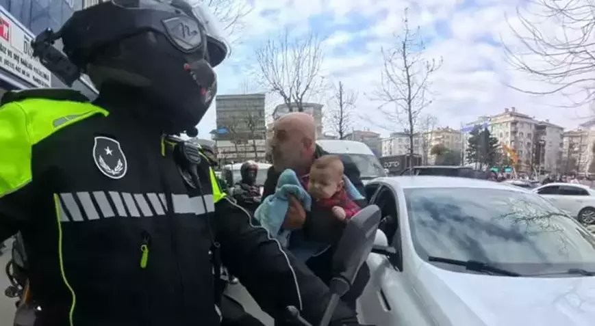 Kahraman motosikletli zabıta ve kurtarılan bebek buluşuyor!