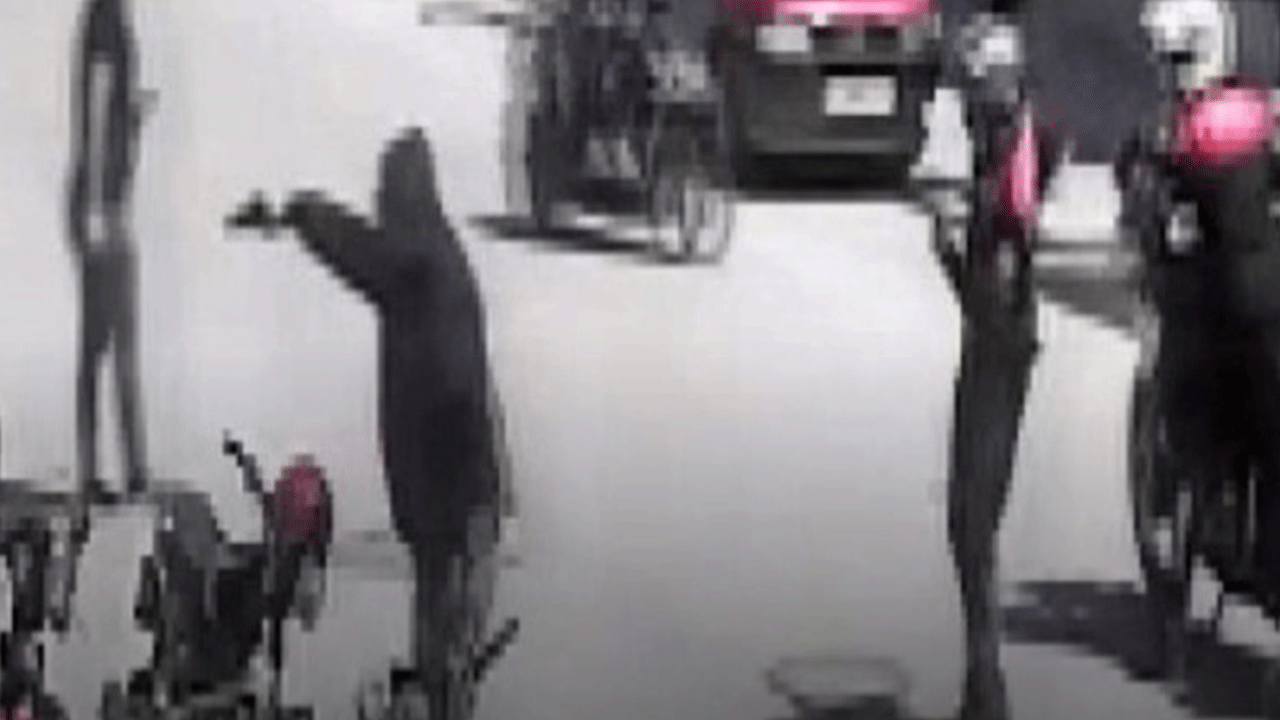 Kahraman polisler son anda yetişti! Silahlı şahıs böyle durduruldu!