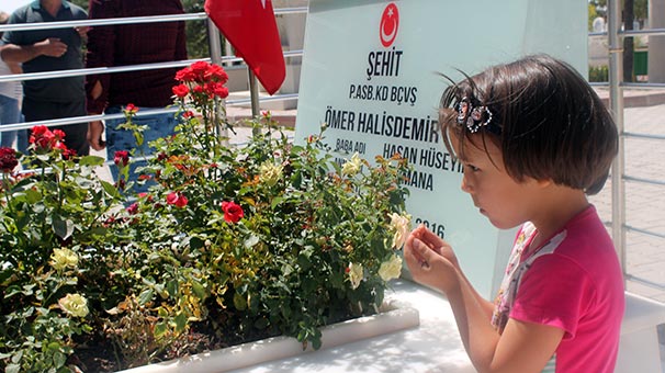 Kahraman şehit Ömer Halisdemir'in kabrine ziyaretçi akını