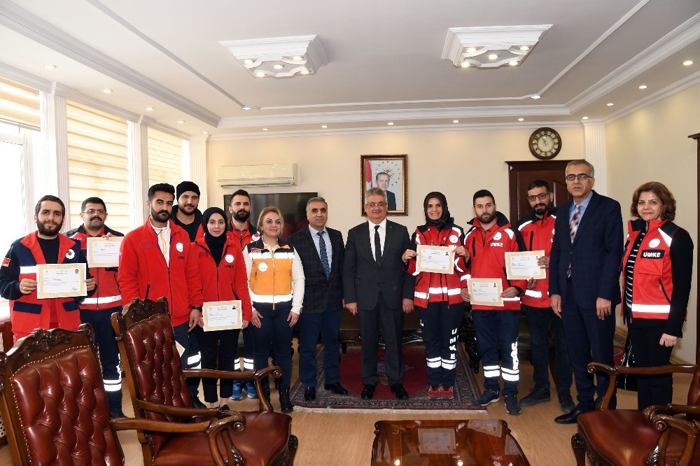 Kahramanlar ödüllendirildi 